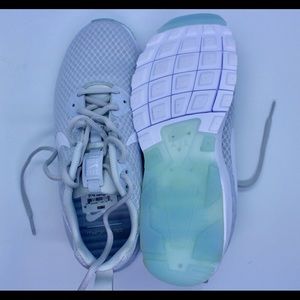 Brand New Alert! Nike Air Max Size 9. Retail $100